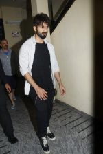 Shahid Kapoor stormed by photographers and channels at pvr on 24th June 2015 (4)_558b9dcd50242.JPG