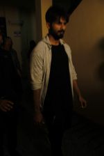 Shahid Kapoor stormed by photographers and channels at pvr on 24th June 2015 (5)_558b9dce41254.JPG