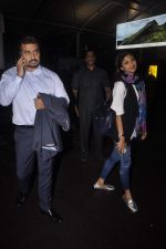 Shilpa Shetty and Raj Kundra snapped at airport as they arrive from Delhi on 24th June 2015 (8)_558b9da16762f.JPG
