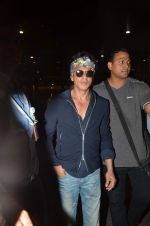 Shahrukh Khan returns with family at airport from London in International Airport on 27th June 2015 (16)_559175d5a174d.JPG