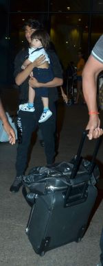 Shahrukh Khan returns with family at airport from London in International Airport on 27th June 2015 (3)_559175bf8161a.JPG