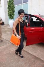 Mandira Bedi at streetsmart street safe campaign launch by top gear magazine and mumbai police on  30th June 2015 (28)_5593af4ec332f.JPG