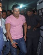 Salman Khan snapped near Galaxy apartments for a Star Gold shoot on 1st July 2015 (3)_559500184bc10.JPG