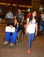 Ajay Devgan and Kajol return from London along with mom and kids on 2nd july 2015 (4)_5596317c3281f.JPG