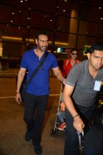Ajay Devgan and Kajol return from London along with mom and kids on 2nd july 2015 (7)_5596317d5d3be.JPG