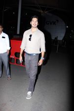 Dino Morea snapped at domestic airport in Mumbai on 2nd July 2015 (30)_559631a675db6.JPG