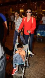 Kajol return from London along with mom and kids on 2nd july 2015 (29)_5596315eecd53.JPG