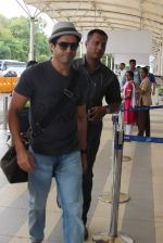 Farhan Akhtar snapped at domestic airport on 3rd July 2015 (22)_5597c1d47e8aa.JPG