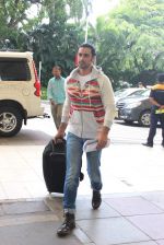 Kunal Kapoor snapped at domestic airport on 5th July 2015 (37)_559a16e55807f.JPG