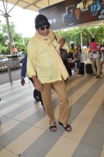 Mithun Chakraborty snapped at Mumbai airport on 5th July 2015 (27)_559a44c4a5437.jpg