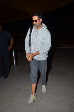 Akshay Kumar leaves for Singh in Bling shoot in Mumbai on 7th July 2015 (21)_559ce26b87691.JPG