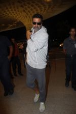 Akshay Kumar leaves for Singh in Bling shoot in Mumbai on 7th July 2015 (6)_559ce260de6a9.JPG