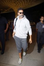 Akshay Kumar leaves for Singh in Bling shoot in Mumbai on 7th July 2015 (7)_559ce261a6b2c.JPG