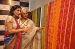 Waheeda Rehman at Krishna Mehta_s store in association with Tata Medical Center in Chowpatty on 10th July 2015 (57)_55a10c0f4a70c.JPG