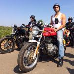 Dino Morea, MS Dhoni bond over bikes on 12th july 2015 (2)_55a3c67377c32.jpg