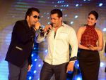 Salman Khan, Kareena Kapoor, Mika Singh at Bajrangi Bhaijaan promotions in Delhi on 14th July 2015 (73)_55a5fcc400c5e.jpg