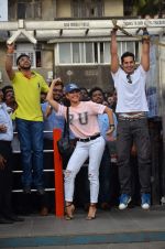 Jacqueline Fernandez at Dino Morea_s free public gym launch in marine Drive on 15th July 2015 (14)_55a772c13c2b0.JPG