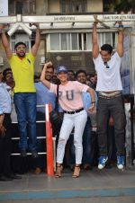 Jacqueline Fernandez at Dino Morea_s free public gym launch in marine Drive on 15th July 2015 (16)_55a772c260038.JPG
