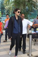 Sonam Kapoor snapped at Airport on 20th July 2015 (65)_55ad070511f41.JPG