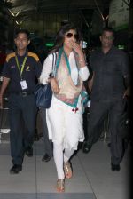 Shilpa Shetty snapped at Mumbai, airport on 20th July 2015 (44)_55adebba8e7bd.JPG