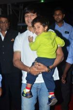 Vivek Oberoi with son at Pro Kabaddi day 3 in NSCI on 20th July 2015 (162)_55adecbde6d7f.JPG