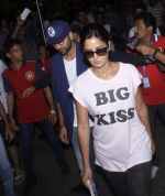 Ranbir Kapoor, Katrina Kaif arrive in mumbai on 24th July 2015 (5)_55b37c6a0e4fe.JPG