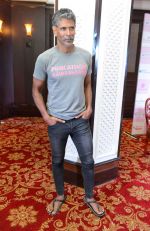 Milind Soman at Pinkathon press meet in Delhi on 28th July 2015 (10)_55b8c7d8ad17c.jpg