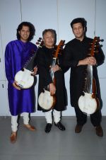 Amjad Ali Khan with sons Amaan and Ayaan Shoot for Vande Maataram at Collective Image Productions Lower Parel on 30th July 2015 (24)_55bb243203f1d.JPG