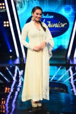Sonakshi Sinha on the sets of Indian idol junior on 30th July 2015 (5)_55bb72677e449.jpg