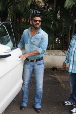 Sunil Shetty snapped at the airport in Mumbai on 31st July 2015 (28)_55bba79c08bb4.JPG