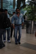 Sunil Shetty snapped at the airport in Mumbai on 31st July 2015 (29)_55bba79d75e4a.JPG