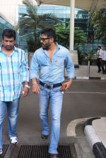Sunil Shetty snapped at the airport in Mumbai on 31st July 2015 (37)_55bba7af47514.JPG