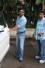 Sunil Shetty snapped at the airport in Mumbai on 31st July 2015 (42)_55bba7bbd45b4.JPG