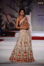 Model walk the ramp for Varun Bahl Show at AICW 2015 Day 3 on 31st July 2015 (201)_55bcaf50b9958.JPG