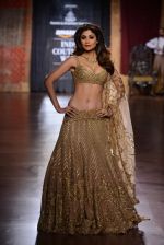 Shilpa Shetty at  India Couture Week on 1st Aug 2015 (43)_55bce24957073.jpg