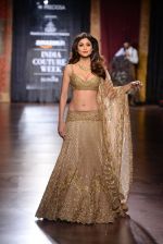 Shilpa Shetty at  India Couture Week on 1st Aug 2015 (44)_55bce24ae31cc.jpg