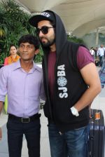 Ayushmann Khurrana snapped at the airport on 1st Aug 2015 (2)_55bdc9f46d1d3.JPG
