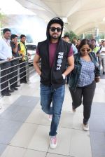 Ayushmann Khurrana snapped at the airport on 1st Aug 2015 (4)_55bdc9f644cd6.JPG