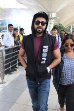 Ayushmann Khurrana snapped at the airport on 1st Aug 2015 (6)_55bdc9f81f47a.JPG