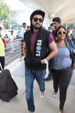 Ayushmann Khurrana snapped at the airport on 1st Aug 2015 (7)_55bdc9f90dadb.JPG