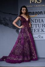 Kangana Ranaut walk for Manav Gangwani Show at India Couture Week 2015 Day 5 on 1st Aug 2015 (21)_55be1e2d2ccaf.JPG