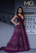 Kangana Ranaut walk for Manav Gangwani Show at India Couture Week 2015 Day 5 on 1st Aug 2015 (26)_55be1e376d79d.JPG