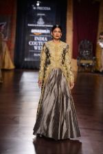 Model walk for Harpreet and Rimple Narula Show at India Couture Week 2015 on 1st Aug 2015  (44)_55be146d2e159.JPG