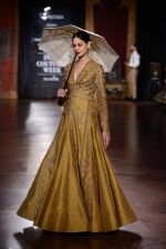 Model walk for Harpreet and Rimple Narula Show at India Couture Week 2015 on 1st Aug 2015  (49)_55be1474d17d0.JPG