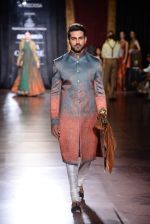 Model walk for Harpreet and Rimple Narula Show at India Couture Week 2015 on 1st Aug 2015  (89)_55be149046449.JPG