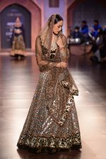 Model walk for Reynu Tandon Show at India Couture Week 2015 on 1st Aug 2015 (12)_55be13f603e0c.JPG