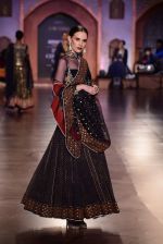 Model walk for Reynu Tandon Show at India Couture Week 2015 on 1st Aug 2015 (17)_55be13fe88b7c.JPG