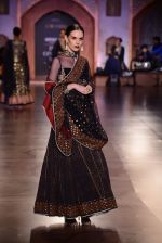 Model walk for Reynu Tandon Show at India Couture Week 2015 on 1st Aug 2015 (18)_55be140047100.JPG