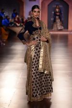 Model walk for Reynu Tandon Show at India Couture Week 2015 on 1st Aug 2015 (26)_55be14104942d.JPG