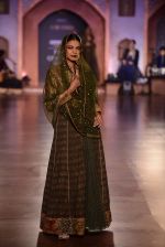 Model walk for Reynu Tandon Show at India Couture Week 2015 on 1st Aug 2015 (3)_55be13e735f6d.JPG